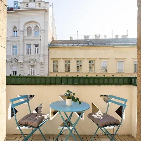 Comfy Downtown Hideaway With Urban Touch Апартаменты *