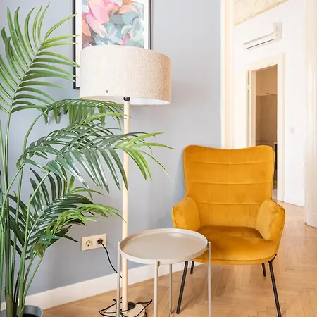 Апартаменты Comfy Downtown Hideaway With Urban Touch