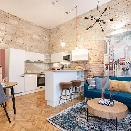 Comfy Downtown Hideaway With Urban Touch דירה