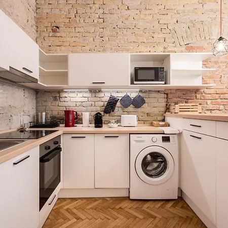 Comfy Downtown Hideaway With Urban Touch דירה