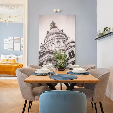 Comfy Downtown Hideaway With Urban Touch