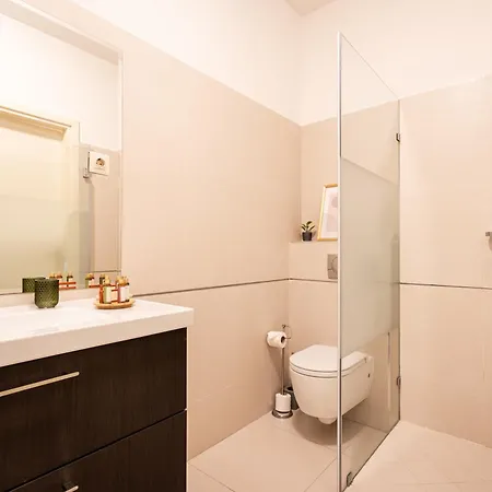 Comfy Downtown Hideaway With Urban Touch *