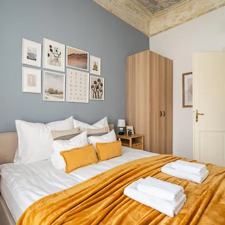 Comfy Downtown Hideaway With Urban Touch