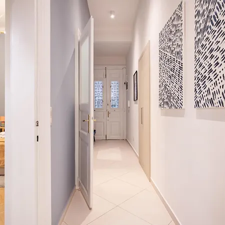 Comfy Downtown Hideaway With Urban Touch דירה