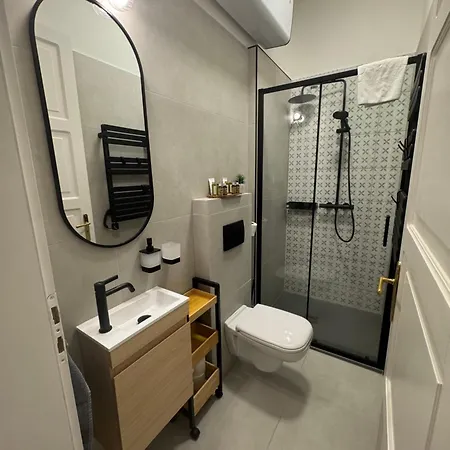 Comfy Downtown Hideaway With Urban Touch