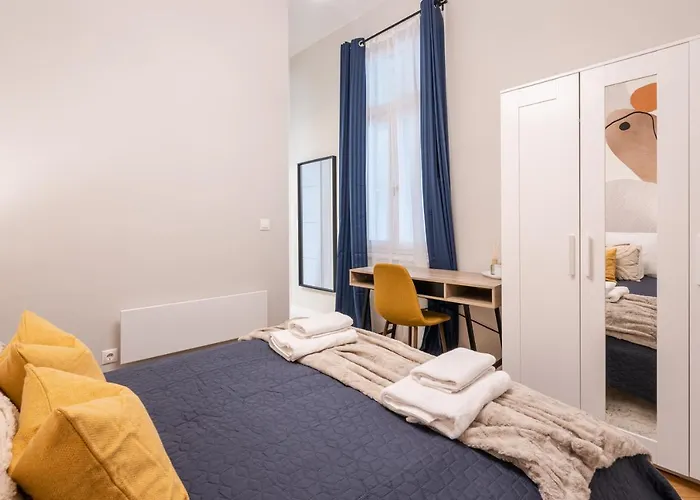 Апартаменты Comfy Downtown Hideaway With Urban Touch Будапешт