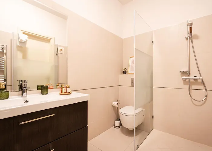 Comfy Downtown Hideaway With Urban Touch *