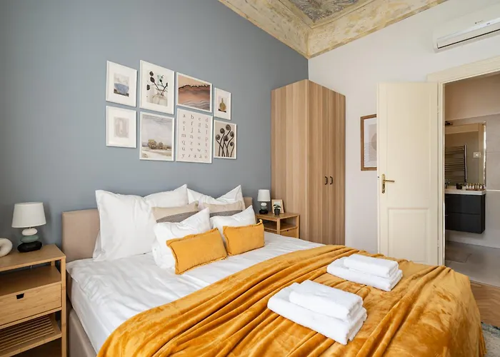 Comfy Downtown Hideaway With Urban Touch