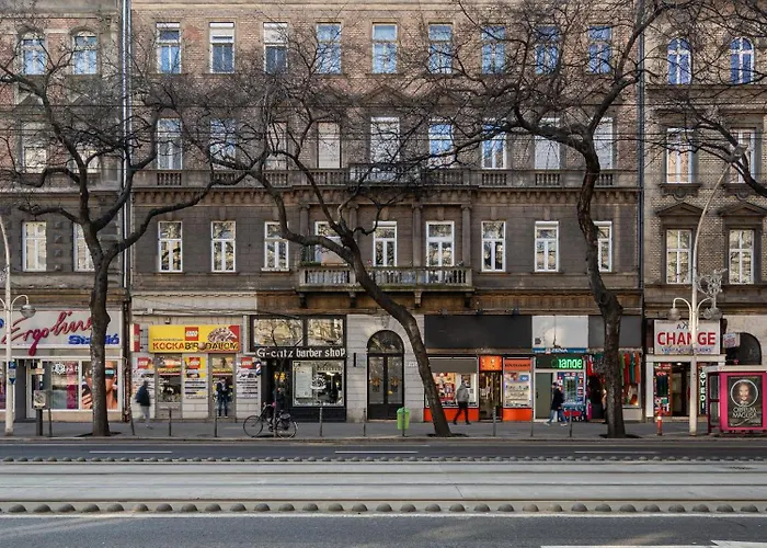 Апартаменты Comfy Downtown Hideaway With Urban Touch *