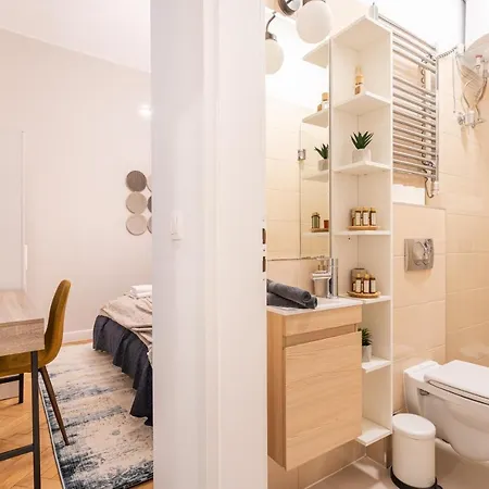 Comfy Downtown Hideaway With Urban Touch