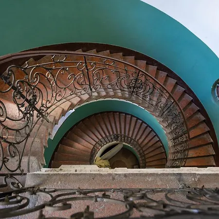 Comfy Downtown Hideaway With Urban Touch *