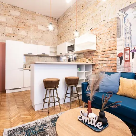 Comfy Downtown Hideaway With Urban Touch *