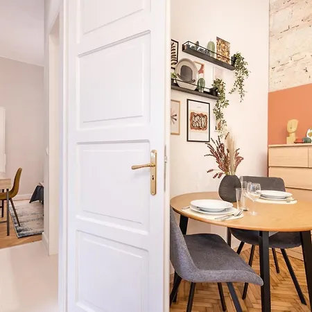 Comfy Downtown Hideaway With Urban Touch *