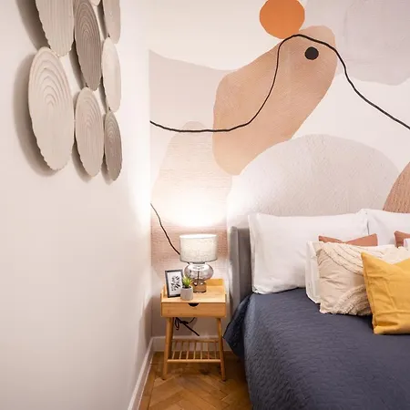 Comfy Downtown Hideaway With Urban Touch