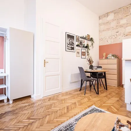 Comfy Downtown Hideaway With Urban Touch *