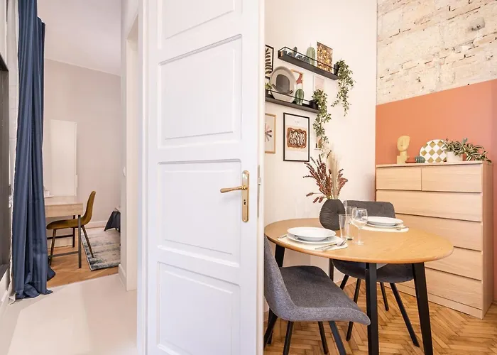 Comfy Downtown Hideaway With Urban Touch *