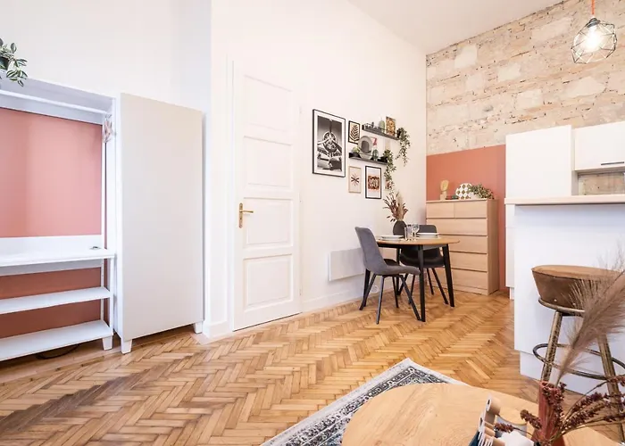 Comfy Downtown Hideaway With Urban Touch *