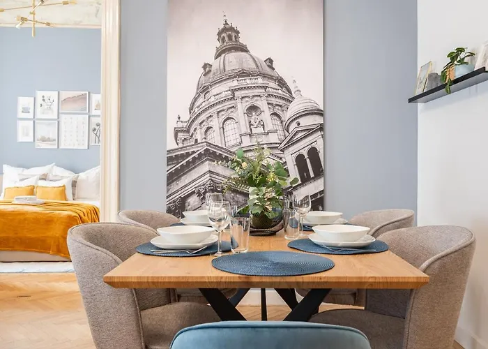 Comfy Downtown Hideaway With Urban Touch