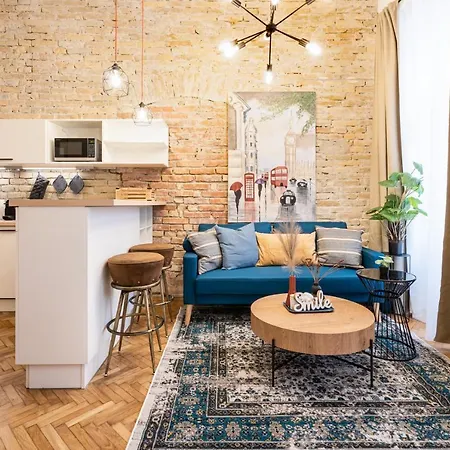 Comfy Downtown Hideaway With Urban Touch דירה
